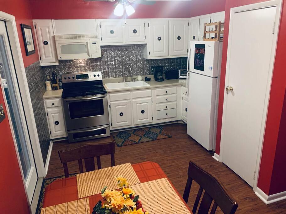 Family Friendly Downtown Home - Private Yard & Grill - Location, Location, Location! Athens Buitenkant foto