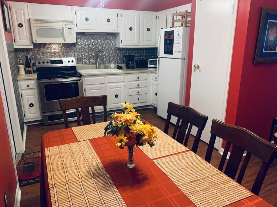 Family Friendly Downtown Home - Private Yard & Grill - Location, Location, Location! Athens Buitenkant foto